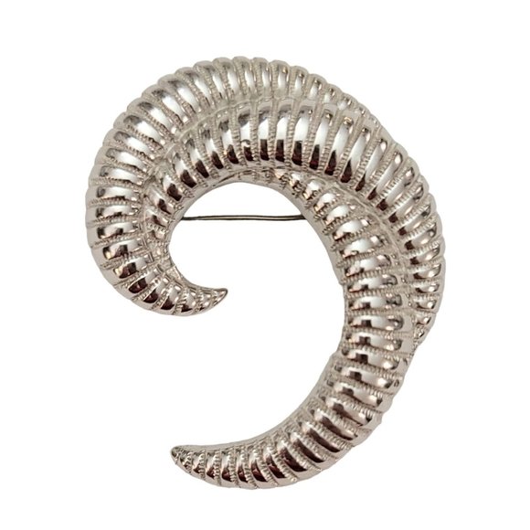 Monet Vintage Silvertone Modernist Horn Style Ribbed C-Shaped Brooch Signed K752